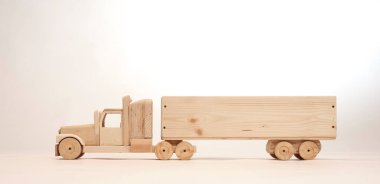 Doğal ahşaptan yapılmış el yapımı bir kamyon. Ekoloji ve doğa kavramı. Düşük emisyon taşıma kavramı.