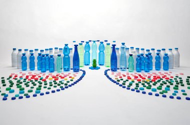 Plastik şişeler, plastik kapaklar. Plastik şehir konsepti. Plastiksiz konsept.