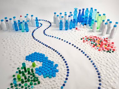 Plastik şişeler, plastik kapaklar. Plastik şehir konsepti. Plastiksiz konsept.