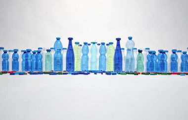 Plastik şişeler, plastik kapaklar. Plastik şehir konsepti. Plastiksiz konsept.