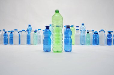 Plastik şişeler, plastik kapaklar. Plastik şehir konsepti. Plastiksiz konsept.