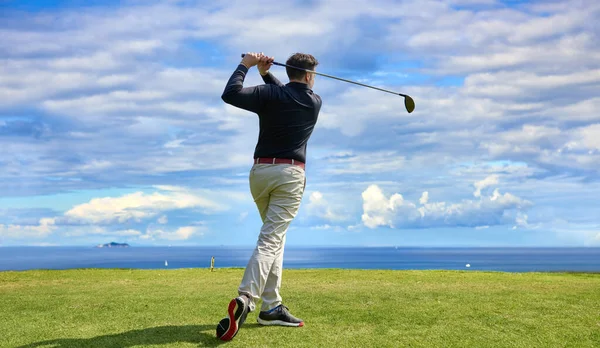 Golfer Professionele Golfbaan Golfer Met Golfclub Slaan Van Bal Voor — Stockfoto