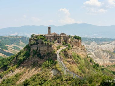 Civita di Bagnoregio, Kültür Şehri, Çorak Topraklar Vadisi 'nde yer alıyor. Etrüsk şehri, aynı zamanda 