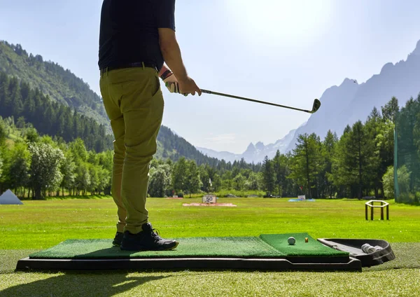 Golfista Trenuje Pasmie Górskim Słoneczny Dzień — Zdjęcie stockowe