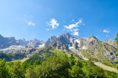 Mont Blanc kitsif, Planpincieux buzulu, güneşli bir günde Val Ferret tarafından görüldü..