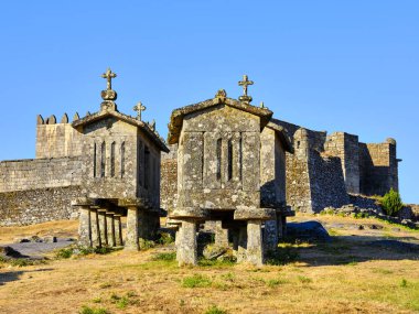 Portekiz, Peneda Gers Ulusal Parkı 'ndaki tahıl ambarı. Tahılları kemirgenlerden korumak için yerden yükselen eski ahırlar..