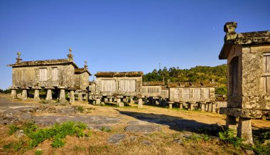 Portekiz, Peneda Gers Ulusal Parkı 'ndaki tahıl ambarı. Tahılları kemirgenlerden korumak için yerden yükselen eski ahırlar..