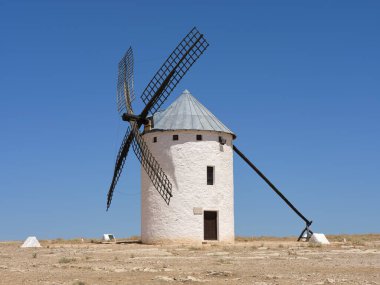 Campo de Criptana 'nın yel değirmenleri, Kastilya-La Mancha' da, yazın güneşli bir günde. Fabrikalar, sözde 