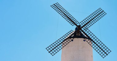 Yazın güneşli bir günde Colle Calderico 'da bulunan Consuegra' nın yel değirmenleri.