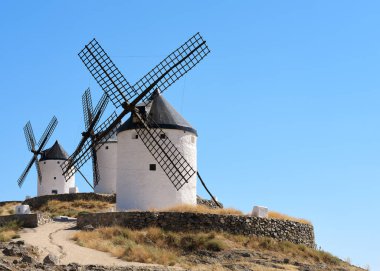 Yazın güneşli bir günde Colle Calderico 'da bulunan Consuegra' nın yel değirmenleri.