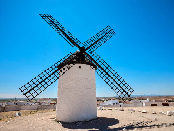 Campo de Criptana 'nın yel değirmenleri, Kastilya-La Mancha' da, yazın güneşli bir günde. Fabrikalar, sözde 