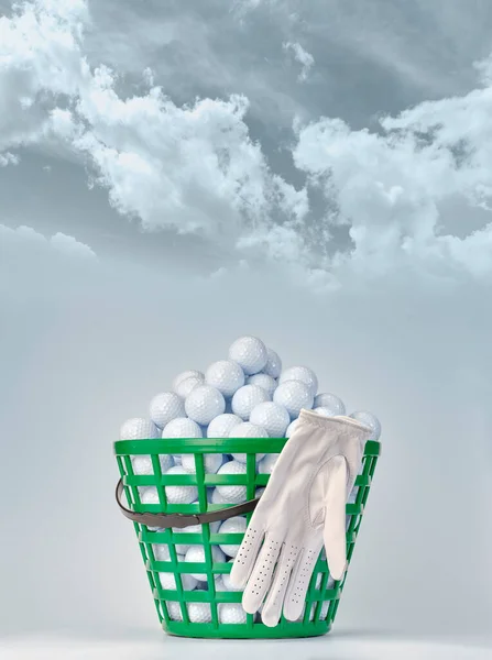 装满高尔夫球的篮子 供驾驶范围使用 高尔夫球手套放在装满高尔夫球篮的篮子上供驾驶 — 图库照片