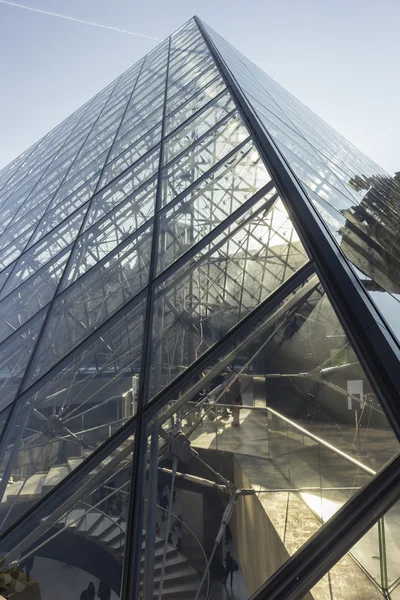 Louvren pyramid detalj — Stockfoto