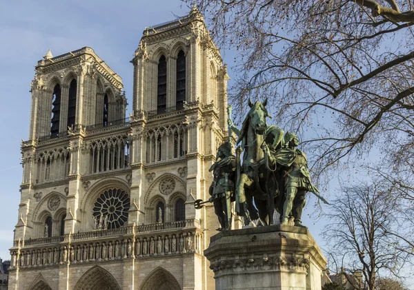 Notre Dame och Charlemagne staty Royaltyfria Stockfoton