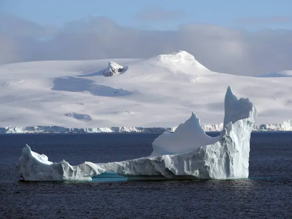 Verwitterte Und Gemeißelte Überreste Eines Eisbergs Der Half Moon Bay — Stockfoto