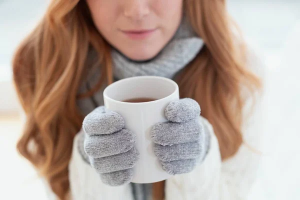 Vrouw Met Een Warme Drank Nemen — Stockfoto