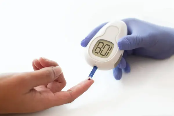 患者から血糖値を読み取るために血糖値計を使用して医師 — ストック写真