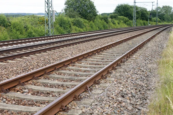 Eisen rostige Eisenbahn Detail dunkle Steine — Stockfoto