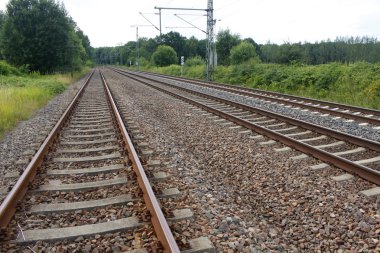 paslı demir tren demiryolu detay karanlık taşlar