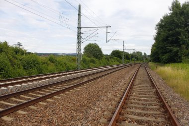 paslı demir tren demiryolu detay karanlık taşlar