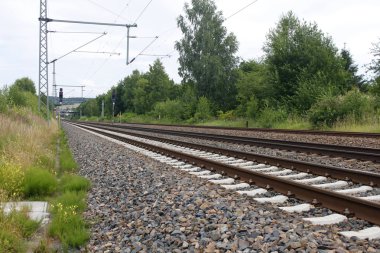 paslı demir tren demiryolu detay karanlık taşlar