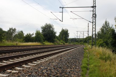 paslı demir tren demiryolu detay karanlık taşlar
