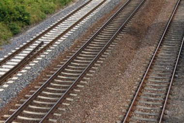 paslı demir tren demiryolu detay karanlık taşlar