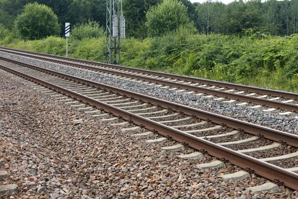 Залізний іржавий поїзд залізнична деталь темні камені — стокове фото