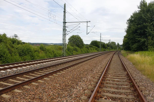 Rostig järn tåg järnväg detalj mörka stenar — Stockfoto
