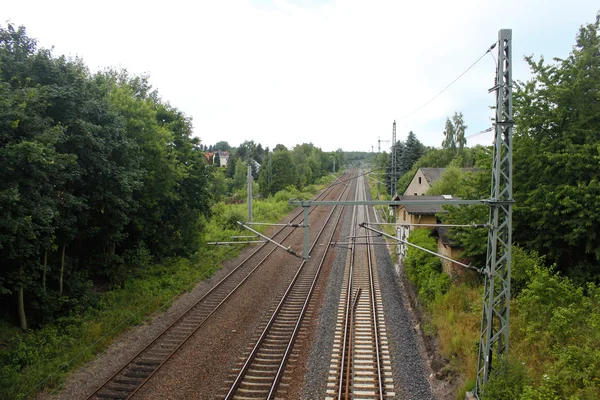 Rostig järn tåg järnväg detalj mörka stenar — Stockfoto