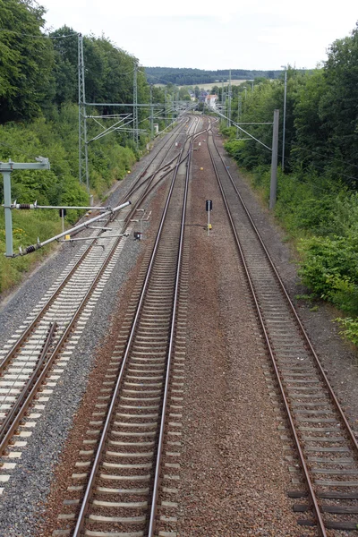 Rostig järn tåg järnväg detalj mörka stenar — Stockfoto