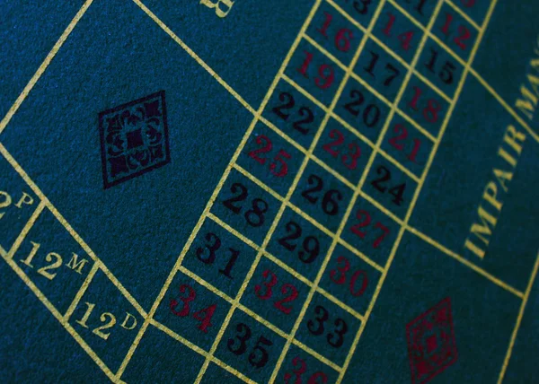Roleta jogo de mesa vermelho números pretos verde — Fotografia de Stock