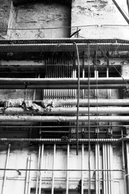 eski bir kırık terk edilmiş fabrika ağlamış