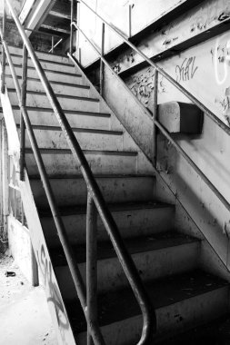 eski bir kırık terk edilmiş fabrika ağlamış