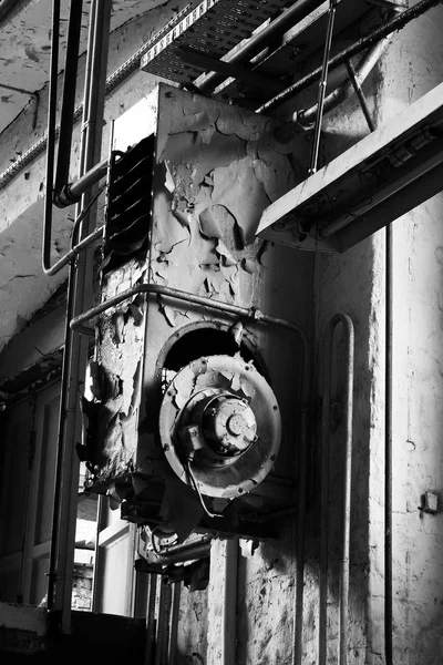 En una vieja desgarrada fábrica abandonada rota —  Fotos de Stock