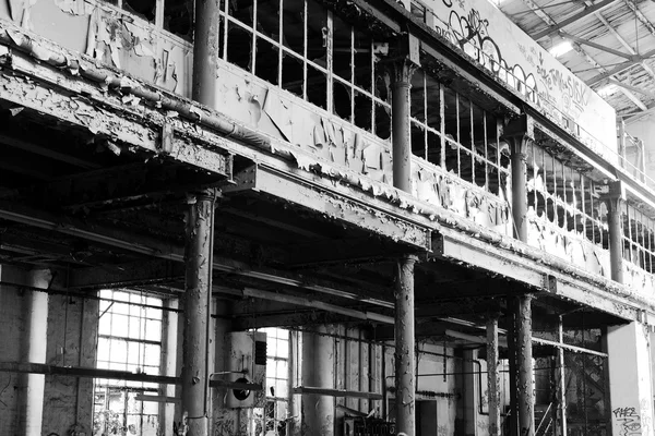 In an old teared of broken abandoned factory — Stock Photo, Image