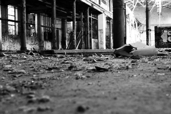 옛날에 깨진 버려진 공장 teared — 스톡 사진