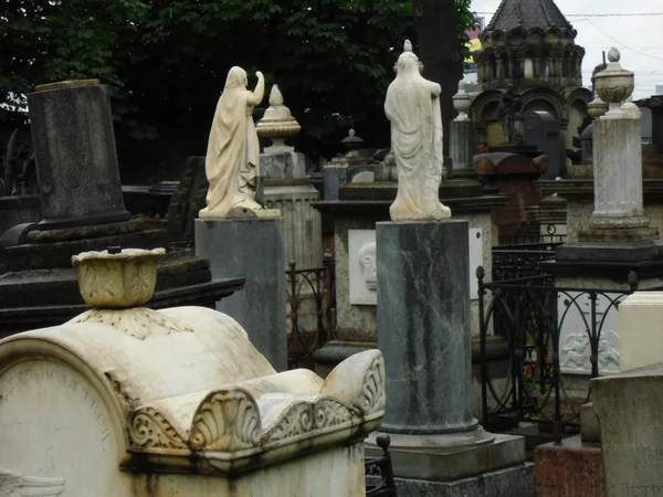 Grave graveyard death park prominent stone figure art past fading died — Stock Photo, Image