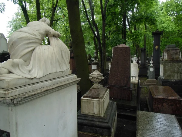 Grave graveyard death park prominent stone figure art past fading died — Stock Photo, Image