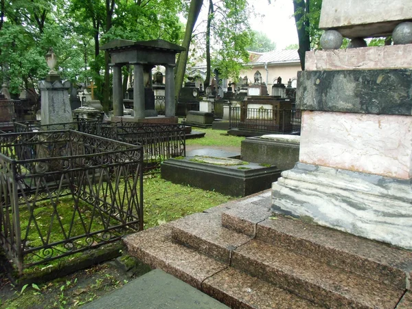 Grave graveyard death park prominent stone figure art past fading died — Stock Photo, Image