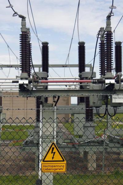 Estação de transformador de subestação de alta tensão elétrica Strom — Fotografia de Stock