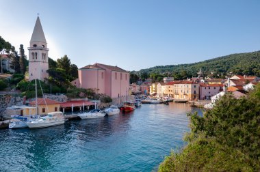 Bağlantı noktası ve kilise manzara, Veli losinj