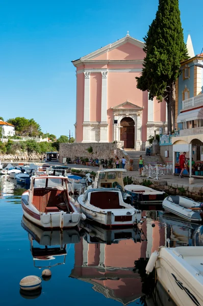 Portu i kościół w Veli Losinj — Zdjęcie stockowe