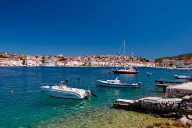 Mali Losinj Bay teknelerin panoramik görünüm