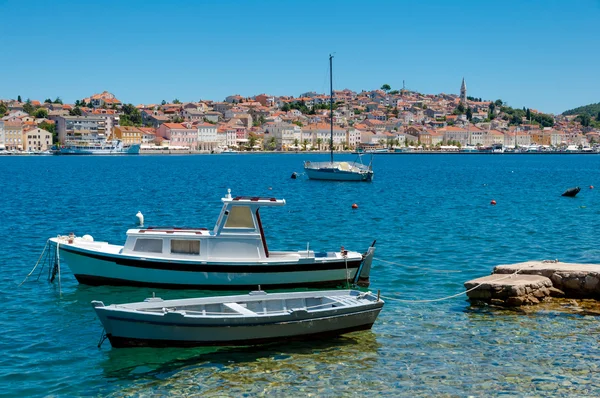 Boote vor mali losinj angedockt — Stockfoto