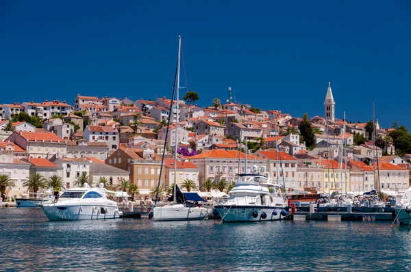 Båtar i hamnen på Mali Losinj — Stockfoto