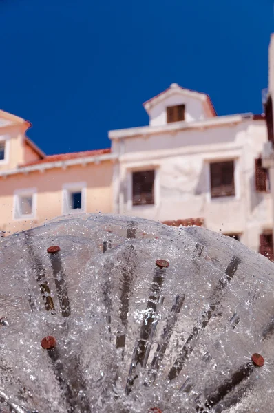 Maskros fontän och hus på Mali Losinj — Stockfoto