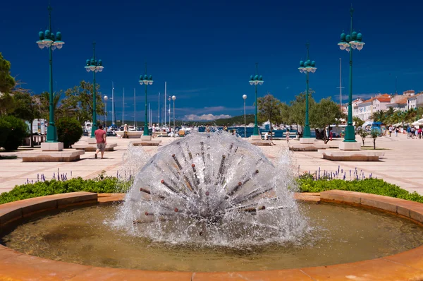 Maskros fontän och seaside på Mali Losinj — Stockfoto