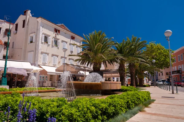 Bahçeleri ve fountais Mali Losinj şehir merkezi