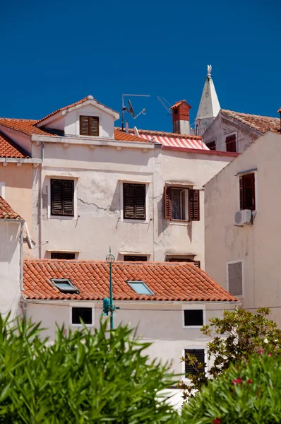 Hus och hustak på Mali Losinj town — Stockfoto